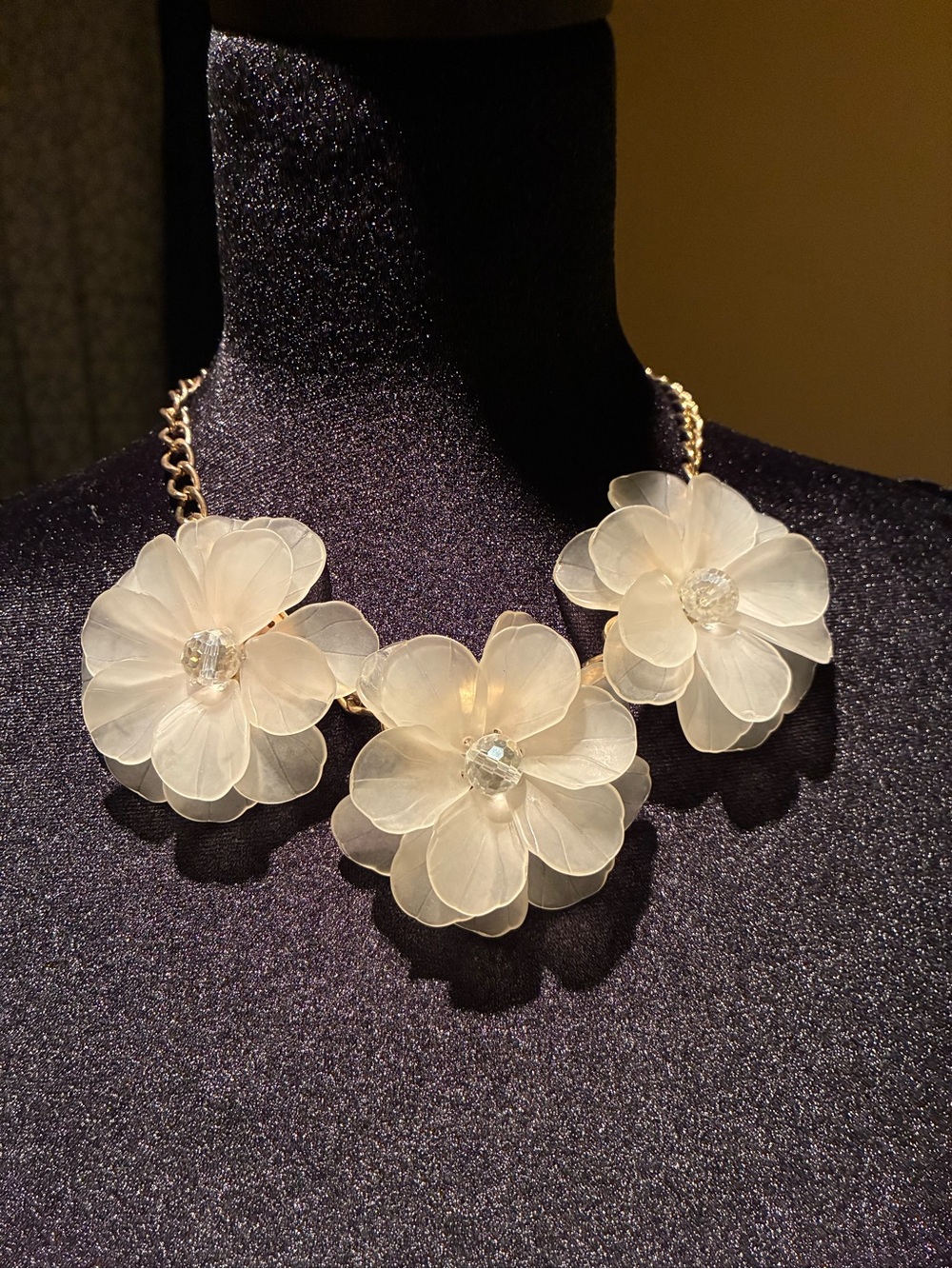Elegant White Floral Statement Necklace - Women Jewelry